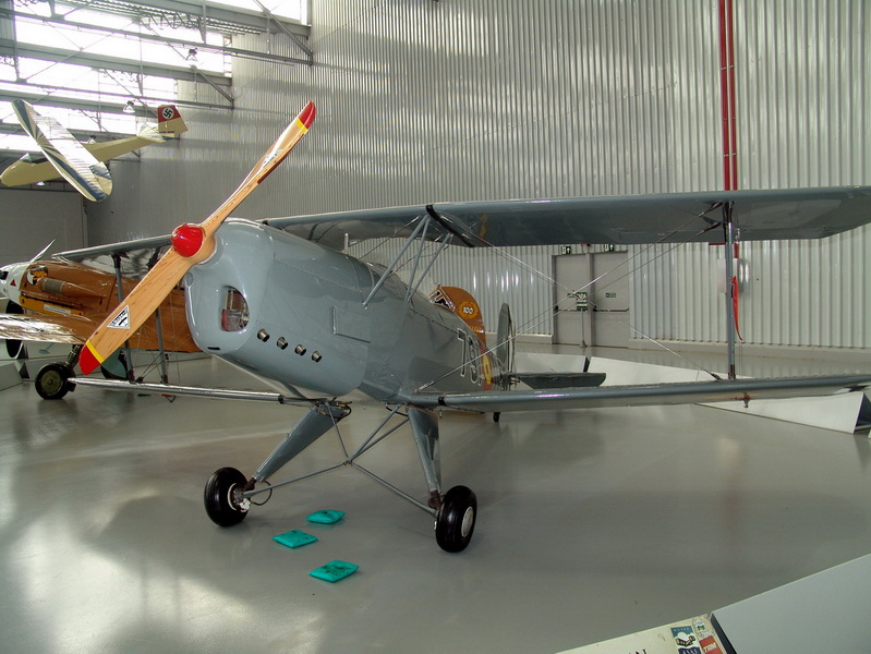 Bcker Jungmann BU-131, Espanhol, de 1948, Mxima de 183km/h